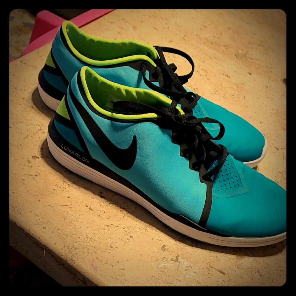 Tennis shoes
